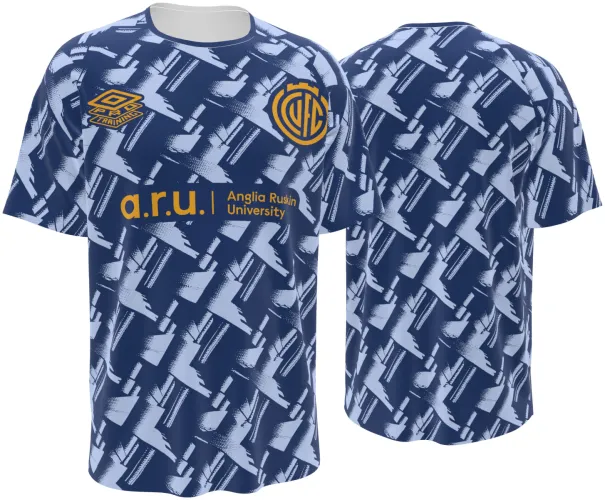 Camisa de pré-jogo do Cambridge United 2026 - 2027 azul com pinceladas cruzadas, frente e costas