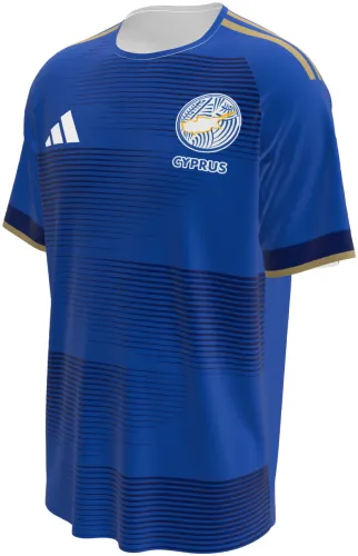 Camisa titular do Chipre 2026 azul com faixas de linhas finas, frente e costas