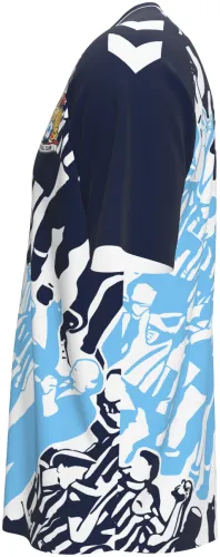 Camisa de pré-jogo do Coventry City 2026 - 2027 azul com uma multidão de torcedores desenhada, frente e costas