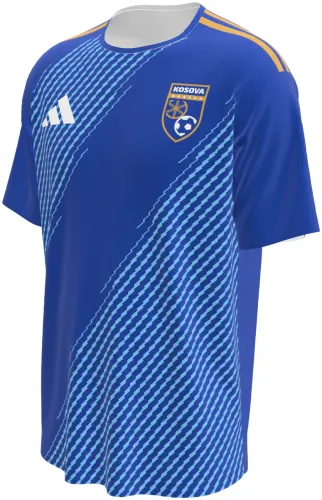 Camisa titular do Kosovo 2026 azul com faixas diagonais pontilhadas, frente e costas
