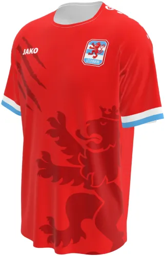 Camisa titular de Luxemburgo 2026 - 2027 vermelha com leão e marcas de garra, frente e costas