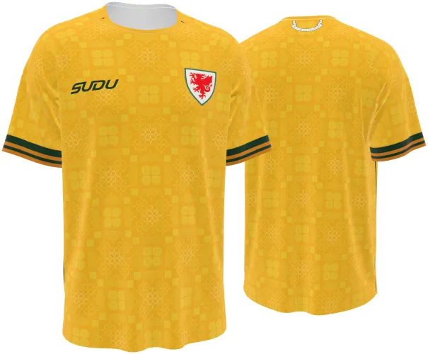 Camisa visitante do País de Gales 2026 - 2027 amarela com ladrilho celta tom sobre tom, frente e costas