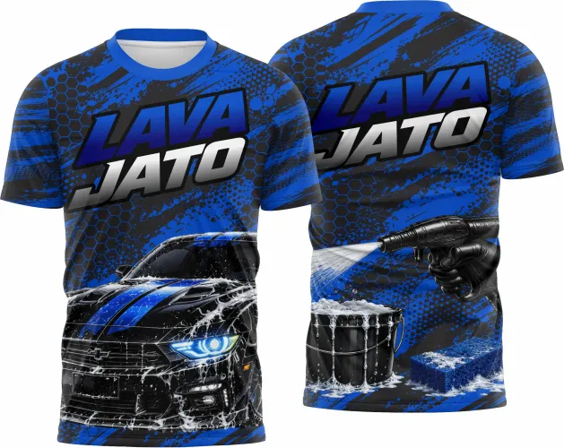 Visual da camisa com logo no peito e estampa grande nas costas destacando detalhes automotivos em design moderno e vibrante, perfeita para apaixonados por carros e personalização automotiva.
