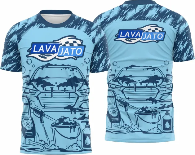 Camisa com logo no peito e estampa grande nas costas, remetendo ao universo da lavagem automotiva com detalhes modernos e cores vibrantes, perfeita para quem ama carros e profissionalismo.