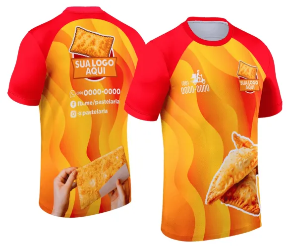 Camisa com logo no peito e estampa grande nas costas, apresentando design vibrante inspirado em feira popular, cores vivas e detalhes que destacam o estilo descontraído e alegre do tema.