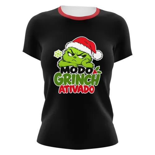 Camisa preta com gola vermelha, estampa natalina do Grinch de gorro e expressão divertida na frente, acompanhada da frase Modo Grinch Ativado, com costas lisas.