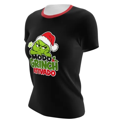 Camisa preta com gola vermelha, estampa natalina do Grinch de gorro e expressão divertida na frente, acompanhada da frase Modo Grinch Ativado, com costas lisas.