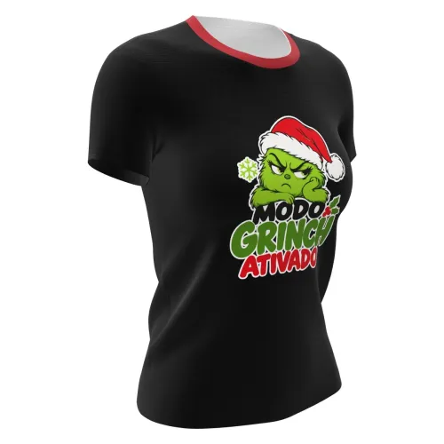 Camisa preta com gola vermelha, estampa natalina do Grinch de gorro e expressão divertida na frente, acompanhada da frase Modo Grinch Ativado, com costas lisas.