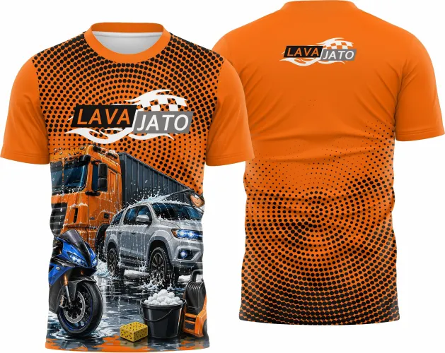 Camisa com logo no peito e estampa grande nas costas, destacando um design moderno e estiloso inspirado na estética automotiva, ideal para apaixonados por carros e personalização de roupas.