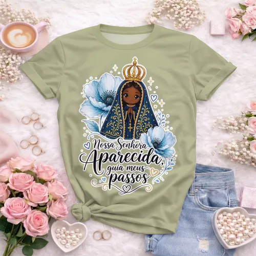 Camiseta católica feminina com estampa de Nossa Senhora Aparecida e flores azuis