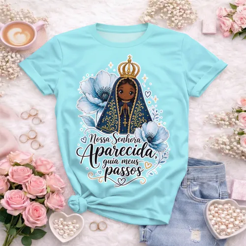 Arte de Nossa Senhora Aparecida aplicada em camiseta rosa com flores e corações