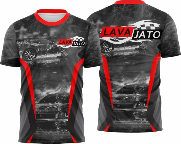 Camisa com pequeno logo no peito e estampa grande nas costas com design vibrante inspirado em estética automotiva, detalhes que remetem a motores e movimento, perfeita para fãs de carros e customização.