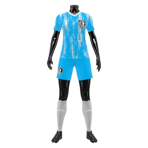 Camisa de futebol feminino com estampa azul claro em efeito pincelado branco, escudo no peito, nome e número nas costas, cobrindo toda a peça, incluindo mangas e gola.