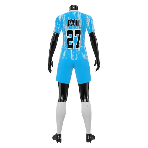 Camisa de futebol feminino com estampa azul claro em efeito pincelado branco, escudo no peito, nome e número nas costas, cobrindo toda a peça, incluindo mangas e gola.