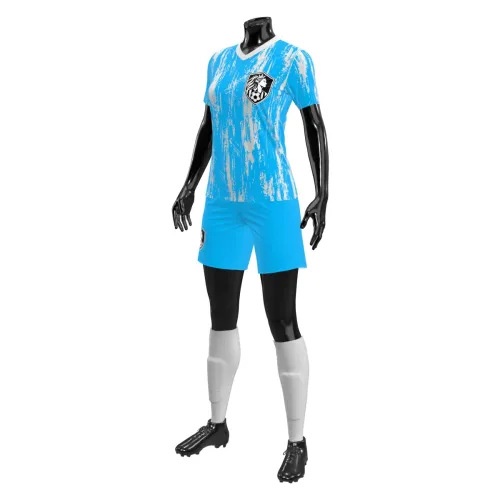 Camisa de futebol feminino com estampa azul claro em efeito pincelado branco, escudo no peito, nome e número nas costas, cobrindo toda a peça, incluindo mangas e gola.