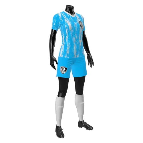 Camisa de futebol feminino com estampa azul claro em efeito pincelado branco, escudo no peito, nome e número nas costas, cobrindo toda a peça, incluindo mangas e gola.