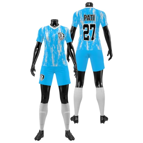Camisa de futebol feminino com estampa azul claro em efeito pincelado branco, escudo no peito, nome e número nas costas, cobrindo toda a peça, incluindo mangas e gola.