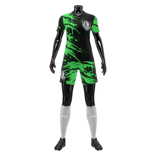 Camisa de futebol feminino com design moderno em preto e verde, com efeito splash por toda a peça, incluindo frente, costas e mangas, além de escudo estilizado no peito.