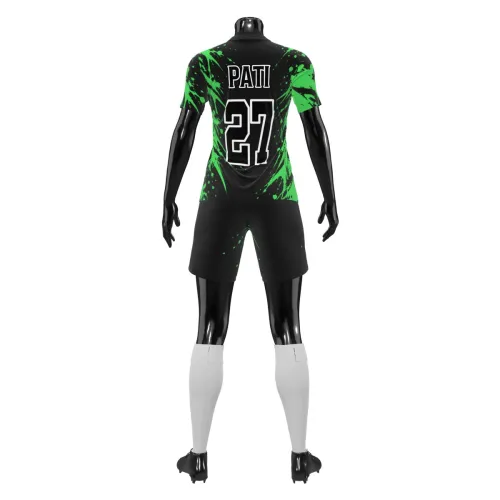 Camisa de futebol feminino com design moderno em preto e verde, com efeito splash por toda a peça, incluindo frente, costas e mangas, além de escudo estilizado no peito.