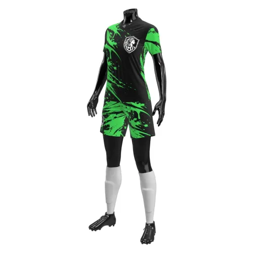 Camisa de futebol feminino com design moderno em preto e verde, com efeito splash por toda a peça, incluindo frente, costas e mangas, além de escudo estilizado no peito.