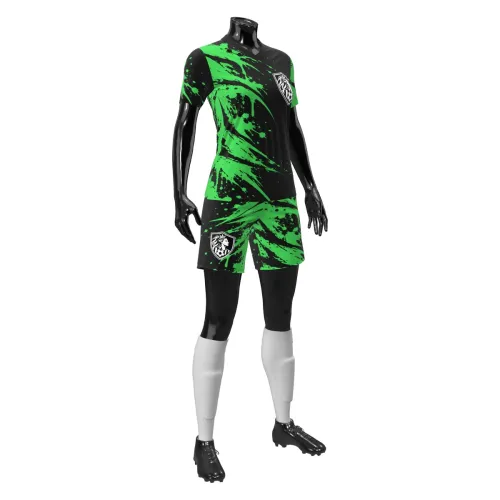 Camisa de futebol feminino com design moderno em preto e verde, com efeito splash por toda a peça, incluindo frente, costas e mangas, além de escudo estilizado no peito.