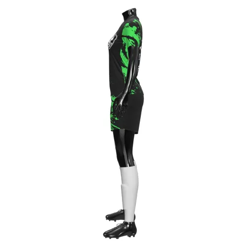 Camisa de futebol feminino com design moderno em preto e verde, com efeito splash por toda a peça, incluindo frente, costas e mangas, além de escudo estilizado no peito.