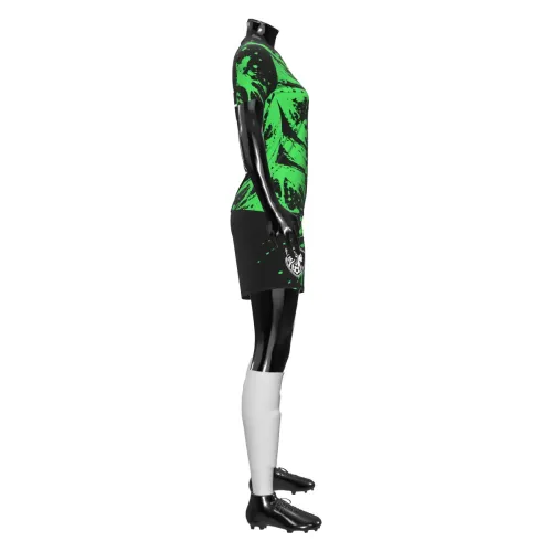 Camisa de futebol feminino com design moderno em preto e verde, com efeito splash por toda a peça, incluindo frente, costas e mangas, além de escudo estilizado no peito.