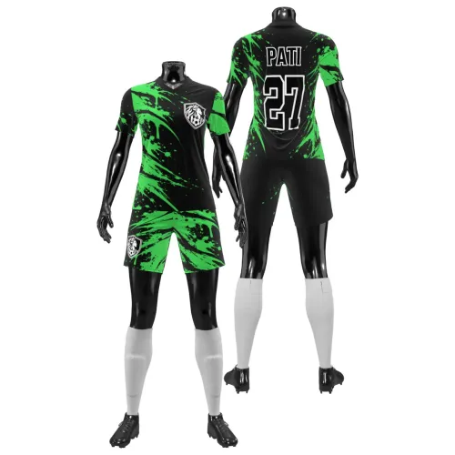 Camisa de futebol feminino com design moderno em preto e verde, com efeito splash por toda a peça, incluindo frente, costas e mangas, além de escudo estilizado no peito.