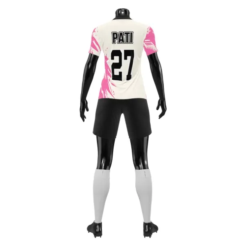 Camisa de futebol feminino com estampa moderna em rosa, preto e creme, cobrindo frente, costas e mangas, com detalhes em splash e escudo estilizado.