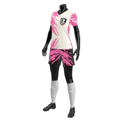 Camisa de futebol feminino com estampa moderna em rosa, preto e creme, cobrindo frente, costas e mangas, com detalhes em splash e escudo estilizado.