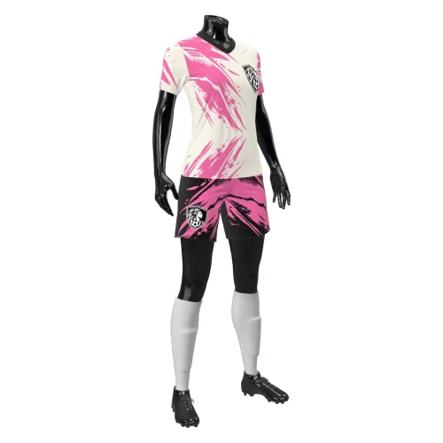 Camisa de futebol feminino com estampa moderna em rosa, preto e creme, cobrindo frente, costas e mangas, com detalhes em splash e escudo estilizado.