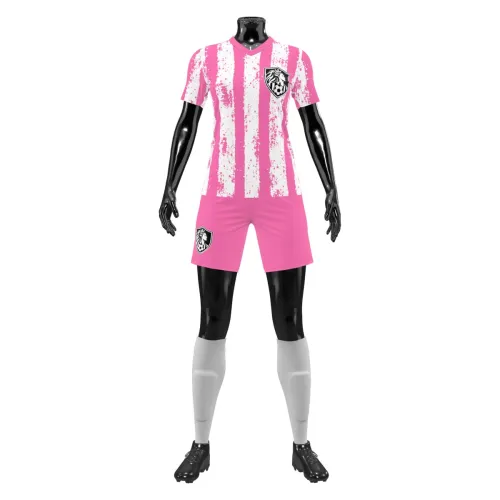 Camisa de futebol feminina com listras verticais rosa e branco em estilo pincelado, escudo preto e branco no peito, número e nome nas costas, short rosa combinando e mangas totalmente estampadas.