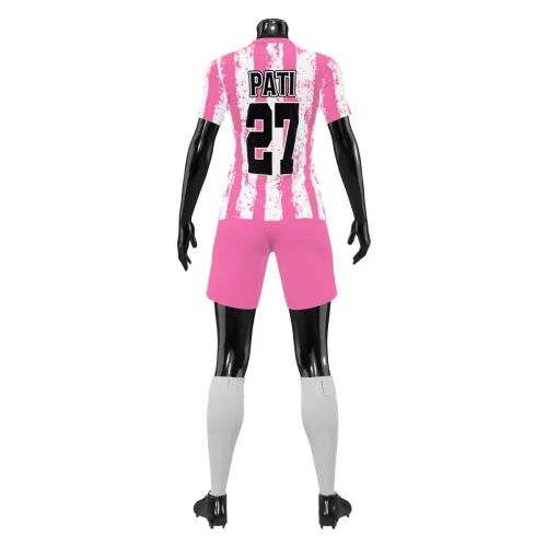 Camisa de futebol feminina com listras verticais rosa e branco em estilo pincelado, escudo preto e branco no peito, número e nome nas costas, short rosa combinando e mangas totalmente estampadas.