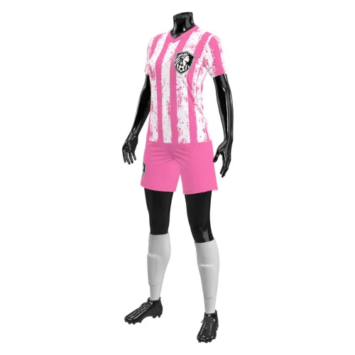 Camisa de futebol feminina com listras verticais rosa e branco em estilo pincelado, escudo preto e branco no peito, número e nome nas costas, short rosa combinando e mangas totalmente estampadas.