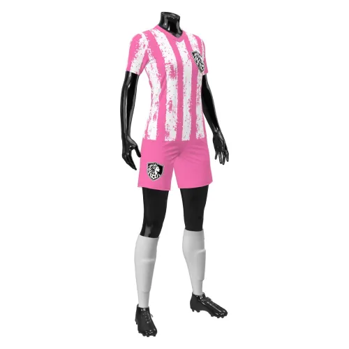Camisa de futebol feminina com listras verticais rosa e branco em estilo pincelado, escudo preto e branco no peito, número e nome nas costas, short rosa combinando e mangas totalmente estampadas.