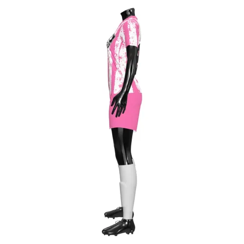 Camisa de futebol feminina com listras verticais rosa e branco em estilo pincelado, escudo preto e branco no peito, número e nome nas costas, short rosa combinando e mangas totalmente estampadas.