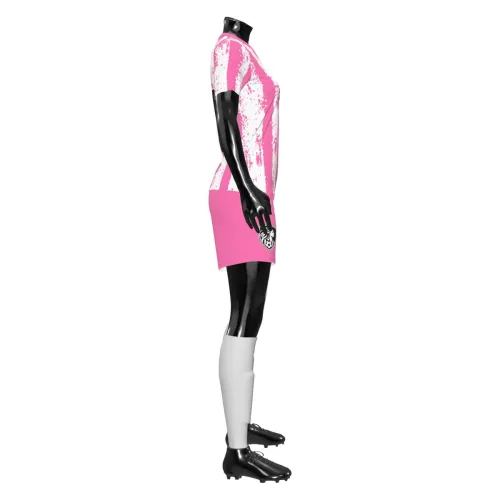 Camisa de futebol feminina com listras verticais rosa e branco em estilo pincelado, escudo preto e branco no peito, número e nome nas costas, short rosa combinando e mangas totalmente estampadas.
