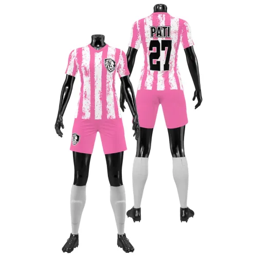 Camisa de futebol feminina com listras verticais rosa e branco em estilo pincelado, escudo preto e branco no peito, número e nome nas costas, short rosa combinando e mangas totalmente estampadas.
